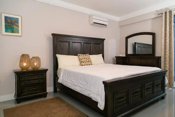 Apartment With Roof Top Pool. Kingston