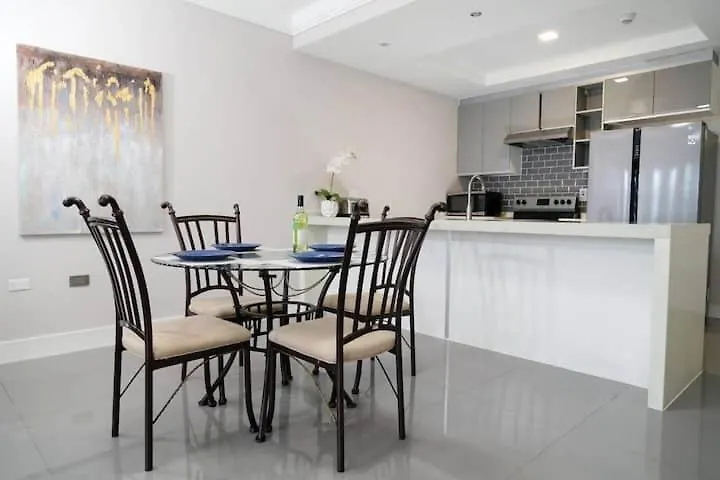 Apartment With Roof Top Pool. Kingston