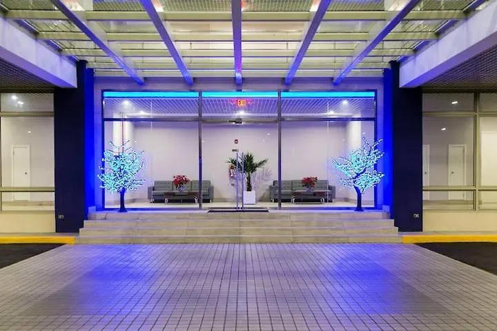 Apartment With Roof Top Pool. Kingston